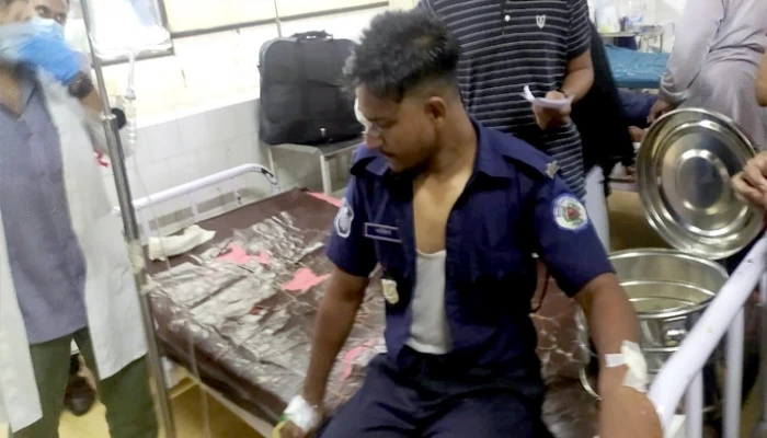 চট্টগ্রামে পিকআপে বাসের ধাক্কা, ২০ পুলিশ সদস্য আহত