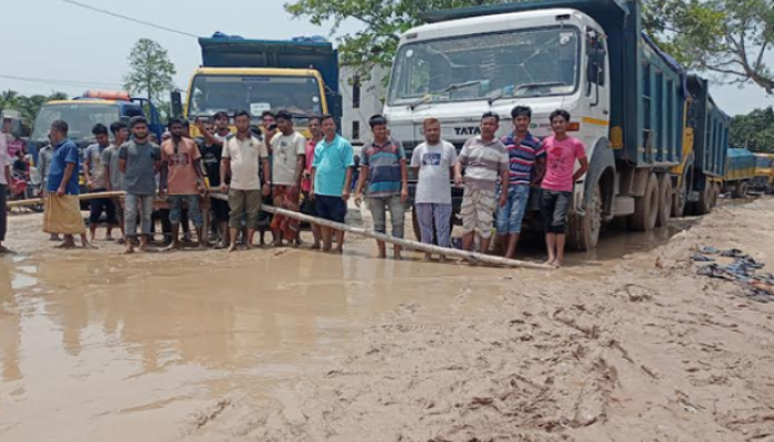 রাস্তা সংস্কারের দাবিতে চারঘাট-বাঘা মহাসড়ক বন্ধ করে বিক্ষোভ