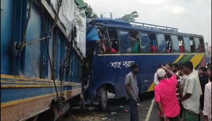 বাস-ট্রাক মুখোমুখি সংঘর্ষে নিহত ২