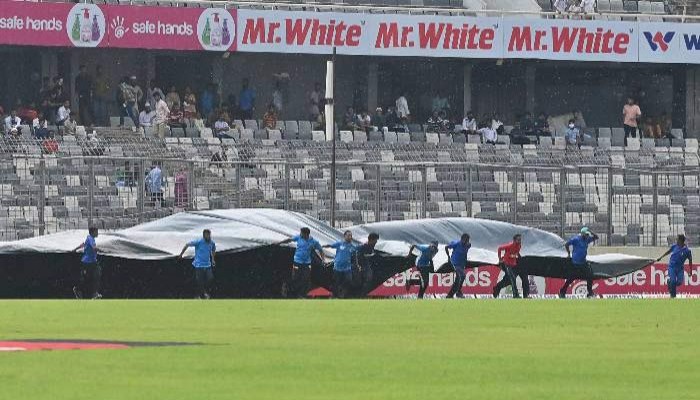 মিরপুরে ঝুম বৃষ্টি, বন্ধ খেলা