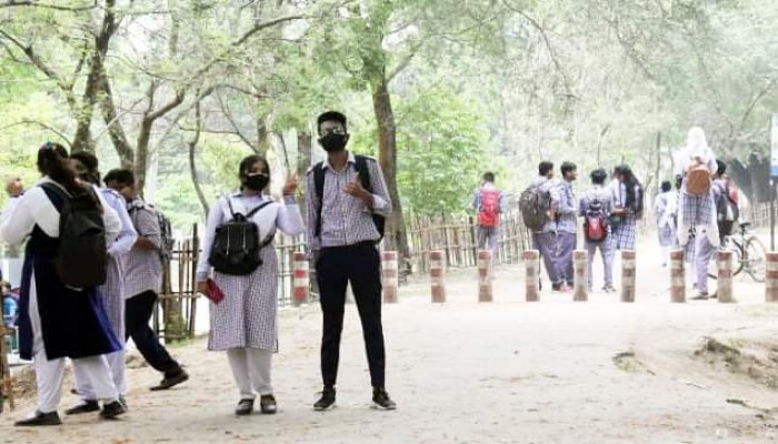 রাজশাহীতে ক্লাস ছেড়ে পদ্মা পারে স্কুল-কলেজের শিক্ষার্থীরা