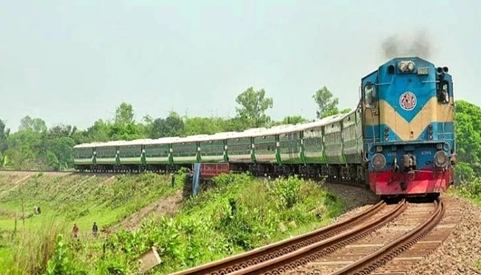 ১২ ঘণ্টা পর ঢাকা-উত্তরবঙ্গ ট্রেন চলাচল শুরু