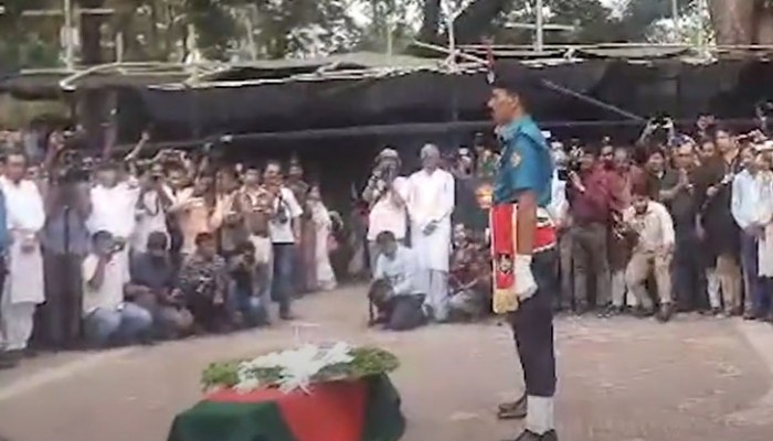 গাফফার চৌধুরীর মরদেহে ফুলেল শ্রদ্ধা