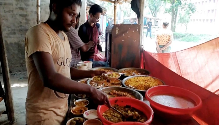 রাবিতে দাম বেড়েছে খাবারের, ক্যান্টিনে কমেছে পরিমাণ