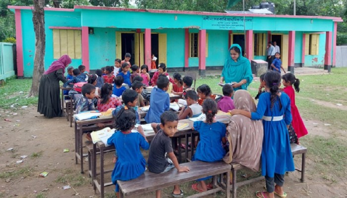 শ্রেণিকক্ষ না থাকায় খোলা আকাশের নিচে পাঠদান