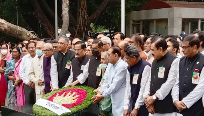 ৬ দফা দিবসে বঙ্গবন্ধুর প্রতিকৃতিতে আ’লীগের শ্রদ্ধা