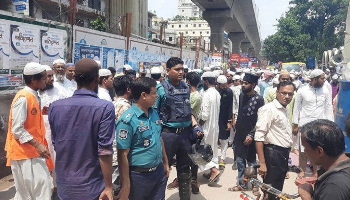 মহানবীকে কটূক্তির প্রতিবাদে বায়তুল মোকাররমের সামনে বিক্ষোভ