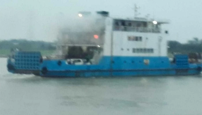 পদ্মায় চলন্ত ফেরিতে হঠাৎ আগুন