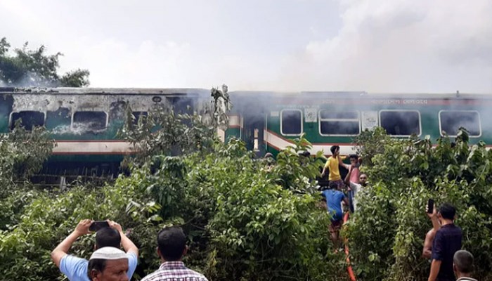 পারাবত এক্সপ্রেসের আগুন নিয়ন্ত্রণে, ঢাকা-সিলেট ট্রেন চলাচল বন্ধ