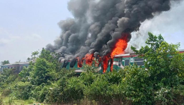 পারাবতের ৩ বগি ভস্মীভূত, ৪ ঘণ্টা পর যোগাযোগ স্বাভাবিক