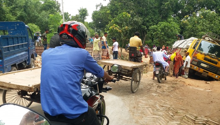 বাগমারা হাটগাঙ্গোপাড়া কানাইশহর নির্মাণাধীন ব্রিজে ঘটছে অহরহ দুর্ঘটনা