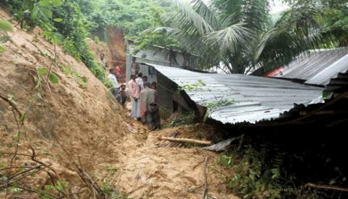 চট্টগ্রামে রাতে পাহাড় ধসে নিহত ৪