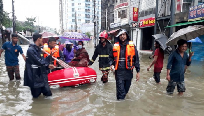 সিলেটে বন্যার্তদের পাশে দাঁড়াতে ফায়ারকর্মীদের ছুটি বাতিল