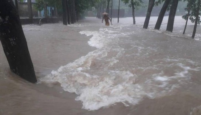 কাটা হয়েছে কয়েকটি রাস্তা, নামছে পানি