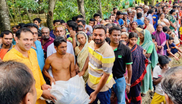 সুনামগঞ্জে বন্যা দুর্গতদের মাঝে নওহাটা পৌর মেয়রের ত্রাণ বিতরণ