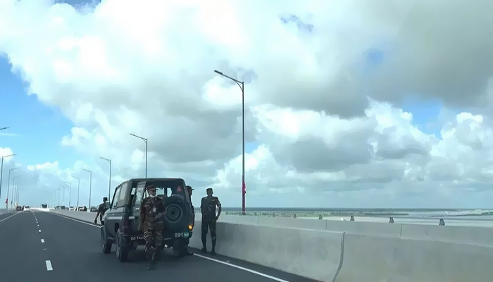 পদ্মা সেতুতে টহল দিচ্ছে সেনাবাহিনী