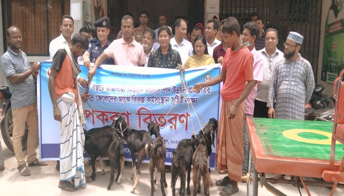 আটঘরিয়ায় ৩০ জন দরিদ্র জেলেদের  মাঝে ছাগল ও ভ্যান বিতরণ