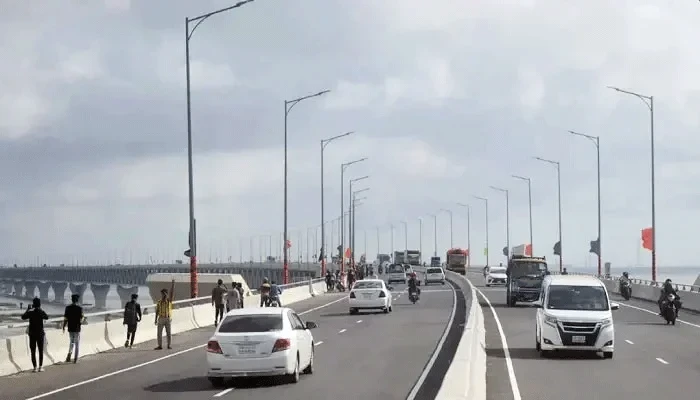 বাস ব্যবসার নিয়ন্ত্রণ নিয়ে নৈরাজ্য