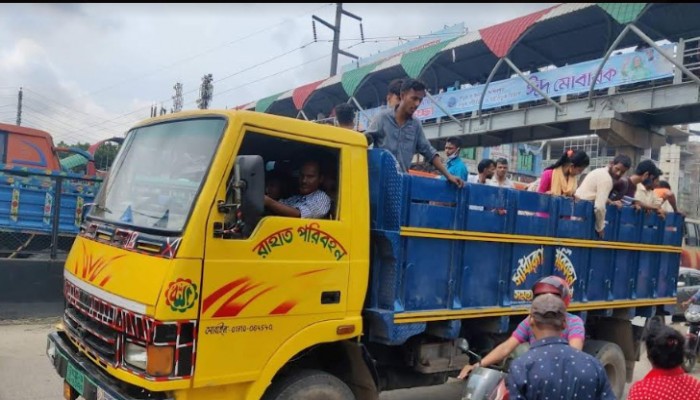 বাস না পেয়ে পিকআপ ও ট্রাকে বাড়ি ফিরছেন মানুষ