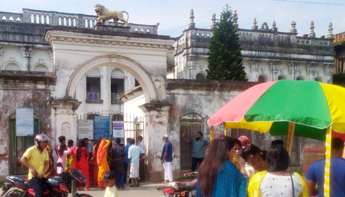 ‘জিন-পরি-ভূতের’ সেই প্যালেসে দর্শনার্থীর ভিড়