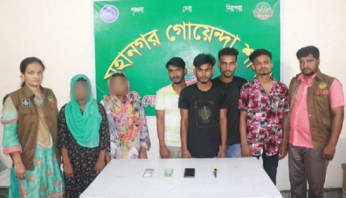 নারী দিয়ে ফাঁসিয়ে অর্থ আদায় করেন তারা, অবশেষে নগর ডিবির হাতে ধরা