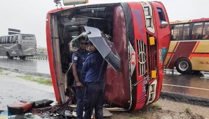 পদ্মা সেতুতে উল্টে গেল বেপরোয়া বাস, আহত ২০