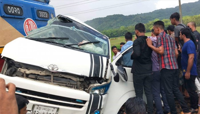 চট্টগ্রামে ট্রেন-মাইক্রোবাস সংঘর্ষে প্রাণ গেল ১১ জনের