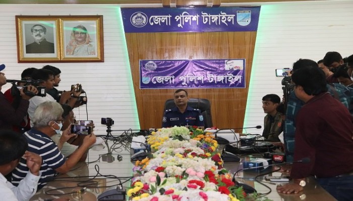 চলন্ত বাসে ডাকাতি-ধর্ষণ নিয়ে টাঙ্গাইল জেলা পুলিশের সংবাদ সম্মেলন