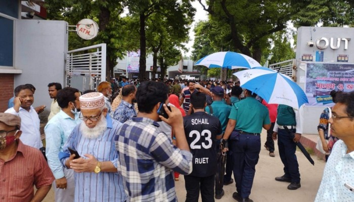 রুয়েটে ভর্তি পরীক্ষা চলমান, কেন্দ্রের বাহিরে অভিভাবকদের ঢল