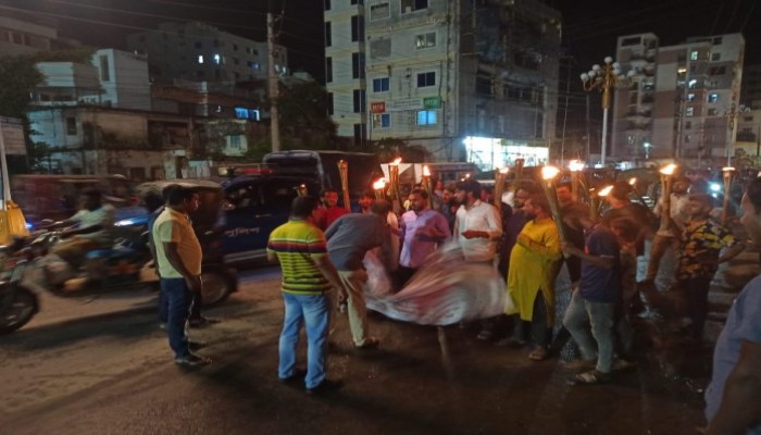 জ্বালানি তেলের দাম বৃদ্ধির প্রতিবাদে রাজধানীতে মশাল মিছিল