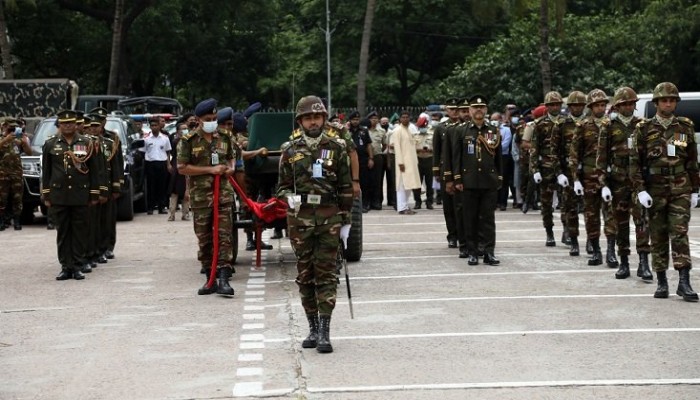 সেনানিবাসে তৃতীয় জানাজা শেষে লে. কর্নেল ইসমাইলকে বনানীতে দাফন