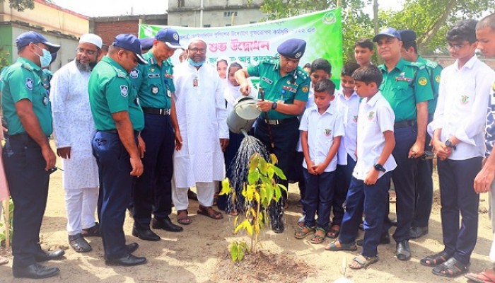 রাজশাহী মহানগরী'র মতিহার ক্রাইম বিভাগের বৃক্ষরোপণ কর্মসূচির উদ্বোধন করলেন পুলিশ কমিশনার