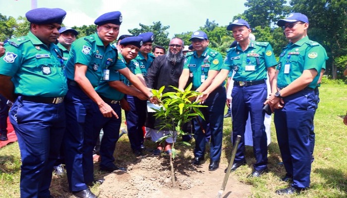 রাজশাহীর কাশিয়াডাঙ্গা ক্রাইম বিভাগের বৃক্ষরোপণ কর্মসূচির উদ্বোধন করলেন পুলিশ কমিশনার