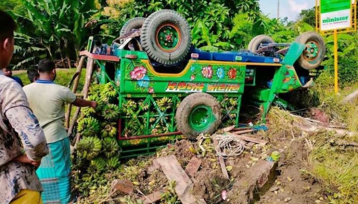 সাজেকে গাড়ি উল্টে প্রাণ গেল ২ জনের