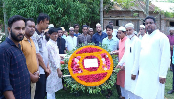 রাসিক মেয়রের পক্ষ থেকে দুর্গাপুর পৌর মেয়র মরদেহে শ্রদ্ধা