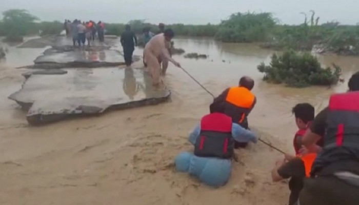 পাকিস্তানে বন্যা-ভূমিধসে প্রাণহানি বেড়ে ৯০৩