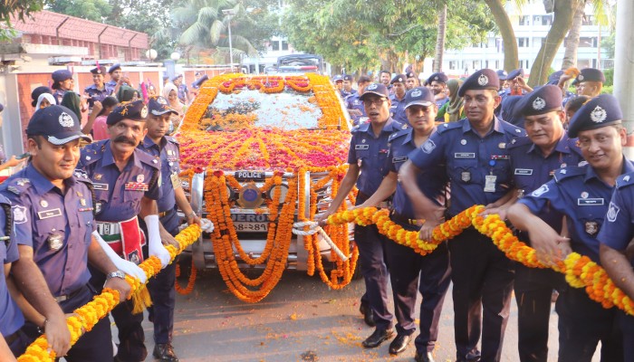 চোখের জল আর ফুল সজ্জিত গাড়ির দড়ি টেনে নওগাঁর এসপিকে বিদায়