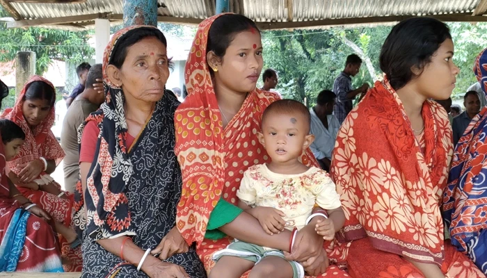 প্রধানমন্ত্রীর দিকে তাকিয়ে চা-শ্রমিকরা