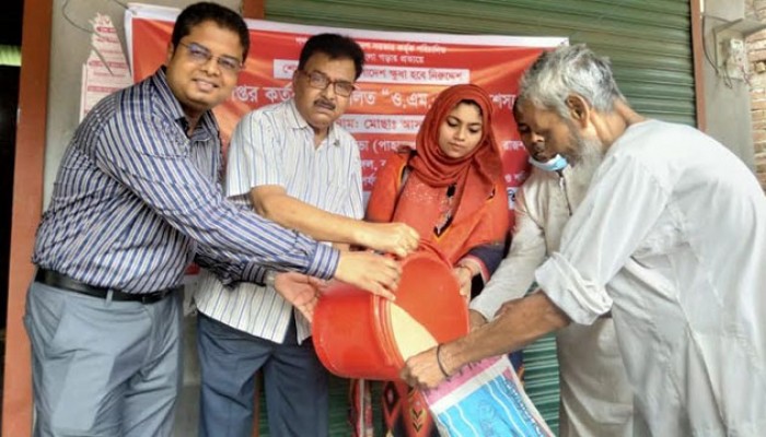 বাগমারায় ওএমএস’র চাউল বিক্রয় কার্যক্রমের উদ্বোধন