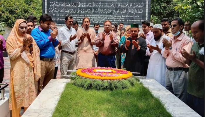 রাসিকের প্রধান প্রকৌশলীর শহীদ এ.এইচ.এম কামারুজ্জামানের সমাধিতে শ্রদ্ধা