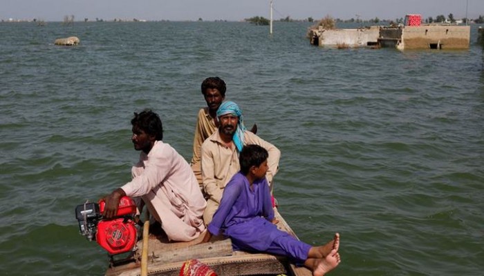 দূর থেকে মনে হয় পুরো পাকিস্তানই এখন সাগর