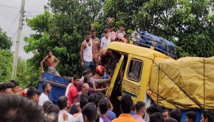 গোদাগাড়ীতে দুই ট্রাকের মুখোমুখি সংঘর্ষ, আহত চার