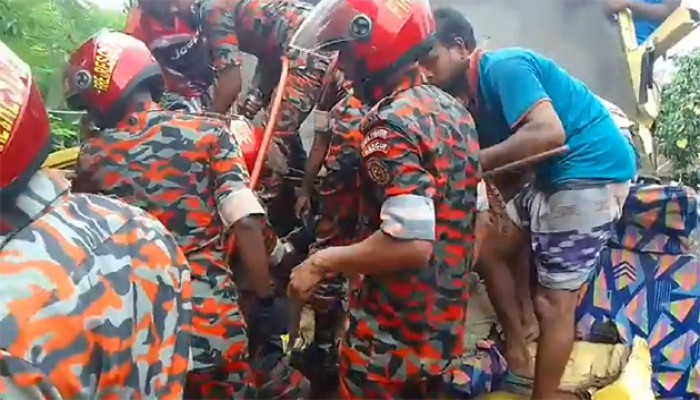 রাজশাহীতে শ্বাসরুদ্ধকর অভিযানে ট্রাক চালককে উদ্ধার করলো ফায়ার ফাইটাররা