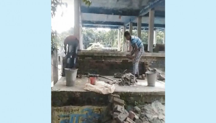 পবার মড়মড়িয়া বাজারে পাউবোর জমি দখল করে দোকানঘর নির্মানের অভিযোগ