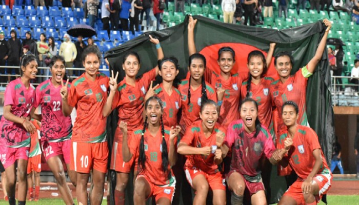 শিরোপা নিয়ে দেশে ফিরলেন সাফ চ্যাম্পিয়ন মেয়েরা