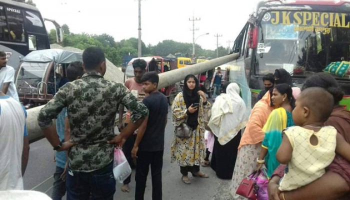 রাজশাহীতে চলন্ত বাসে ঢুকে গেল বিদ্যুতের খুঁটি