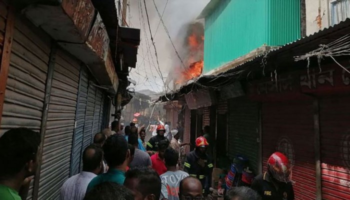 খুলনায় তুলাপট্টিতে ভয়াবহ আগুন, নিয়ন্ত্রণে ৬ ইউনিট