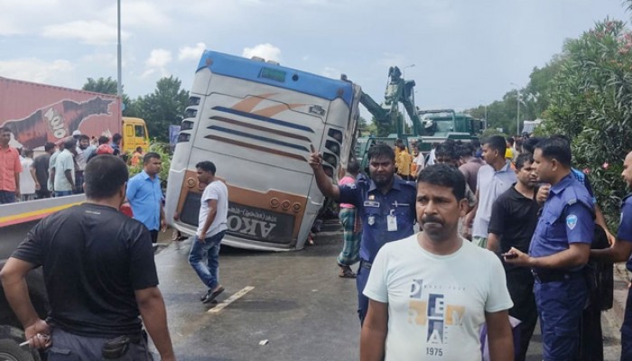 নিয়ন্ত্রণ হা‌রি‌য়ে মাইক্রোর ওপর বাস, নিহত ৬