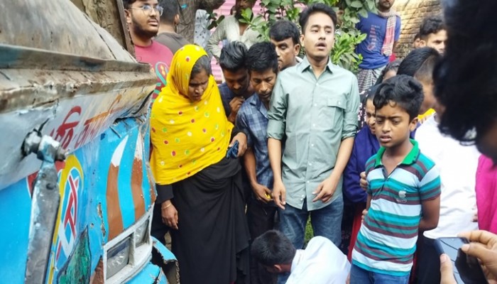 গাজীপুরে বাসচাপায় ৪ জন নিহত