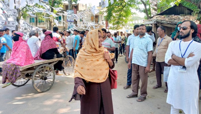 ভোট কেন্দ্রের বাইরেও উৎসবের আমেজ